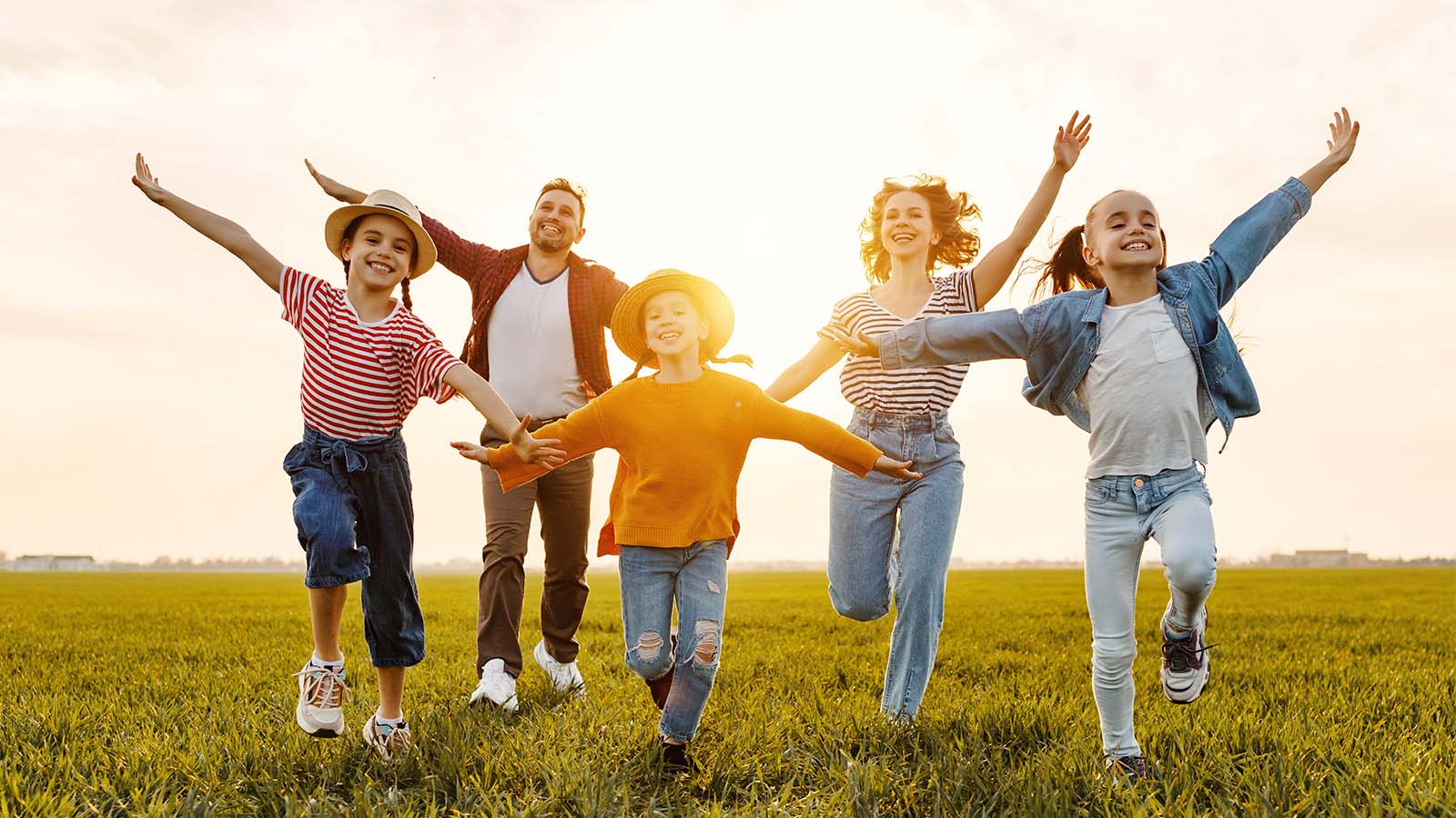 Familia feliz en el campo